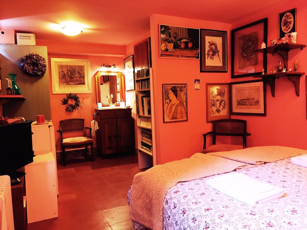 Homestay Gallery Basement In Vravrona *